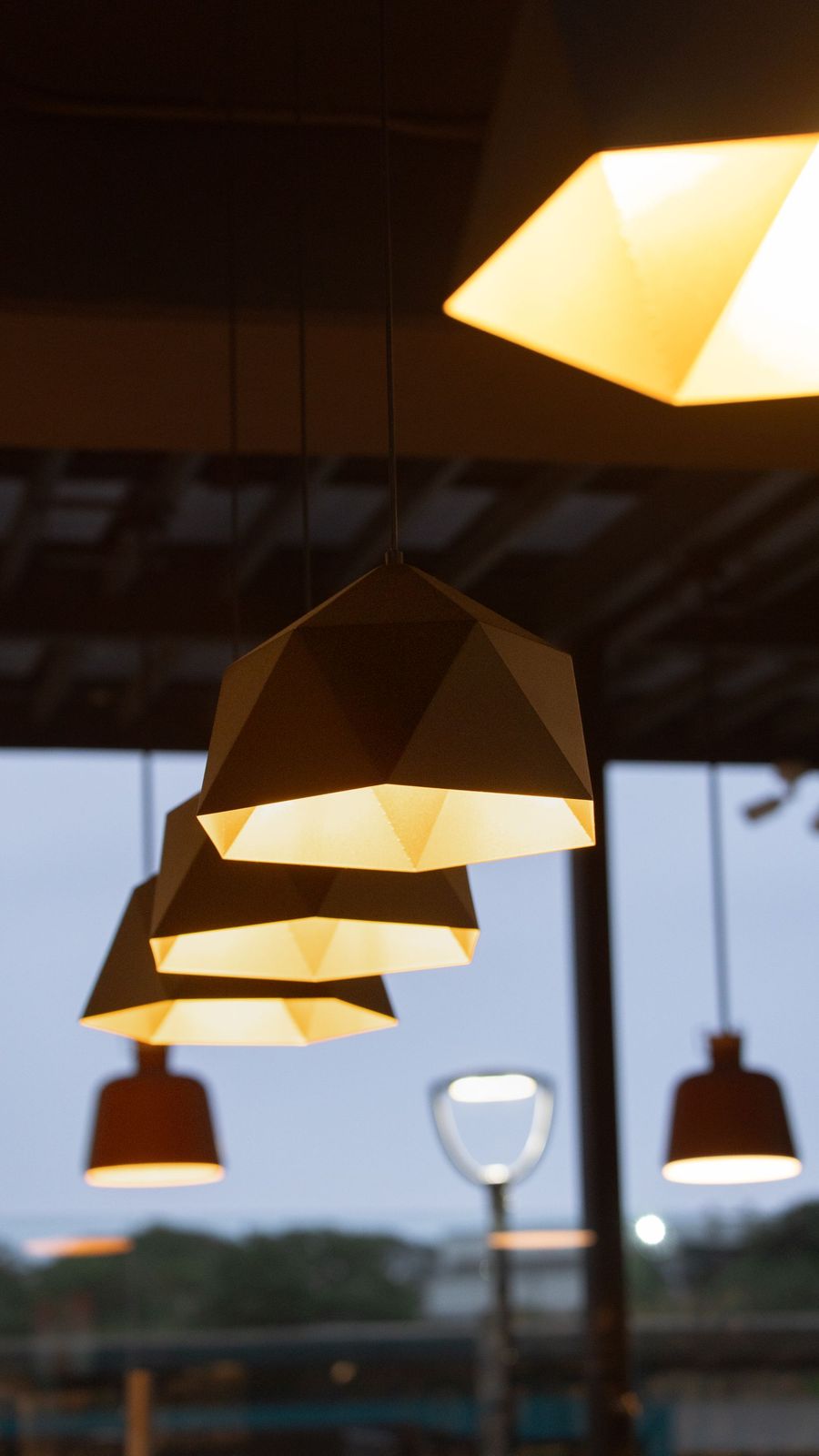 Suspensions lumineuses installées au dessus d'une table